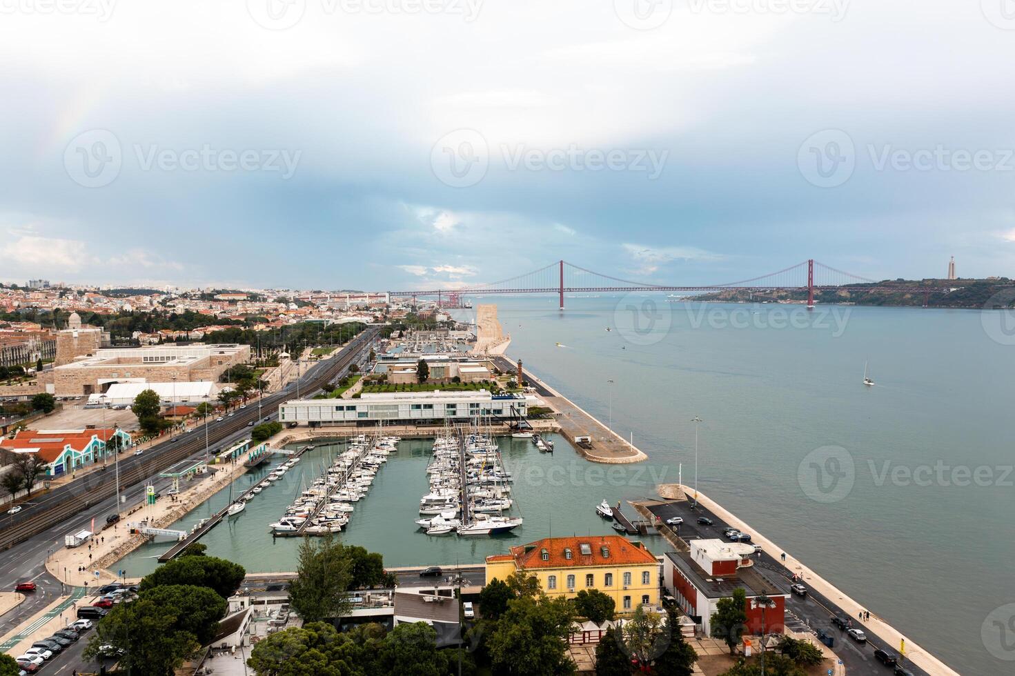 yacht parking sur le côte de le atlantique océan dans le banlieue de Lisbonne, le Portugal. photo