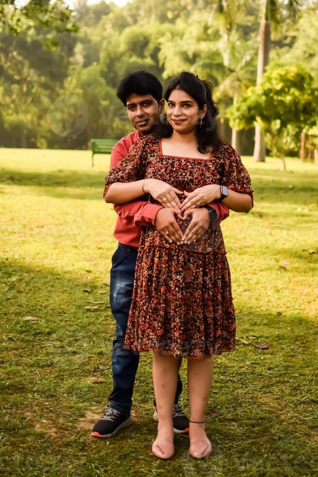 Indien couple posant pour maternité tirer pose pour accueillant Nouveau née bébé dans lodhi jardin dans delhi Inde, maternité photo tirer terminé par Parents pour accueillant leur enfant, pré bébé photo tirer