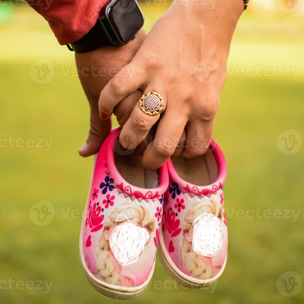 Indien couple posant pour maternité tirer pose pour accueillant Nouveau née bébé dans lodhi jardin dans delhi Inde, maternité photo tirer terminé par Parents pour accueillant leur enfant, pré bébé photo tirer