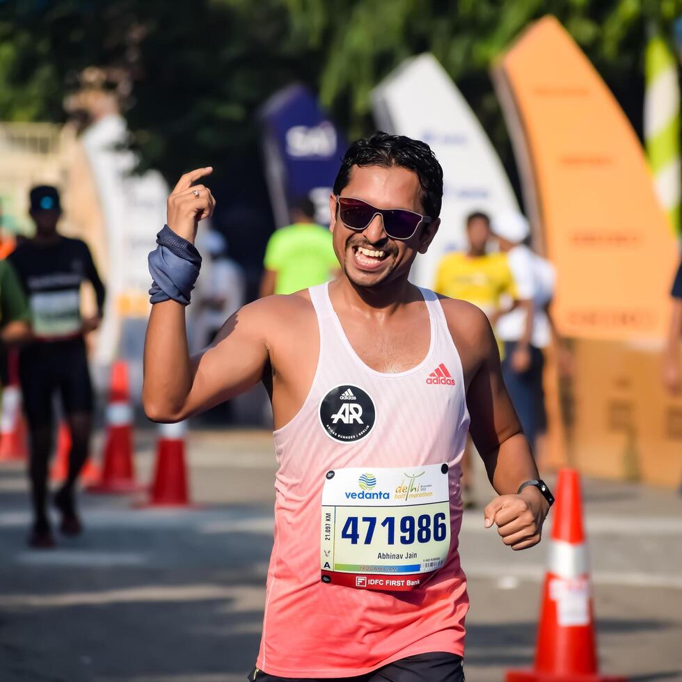 Nouveau Delhi, Inde - octobre 15 2023 - védanta delhi moitié marathon course après convoitise dans lequel marathon les participants à propos à traverser le terminer doubler, delhi moitié marathon 2023 photo