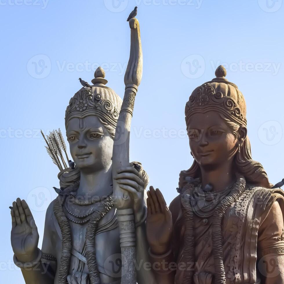 gros statue de Seigneur sita RAM près delhi international aéroport, Delhi, Inde, Seigneur RAM et sita gros statue émouvant ciel à principale Autoroute mahipalpur, delhi photo