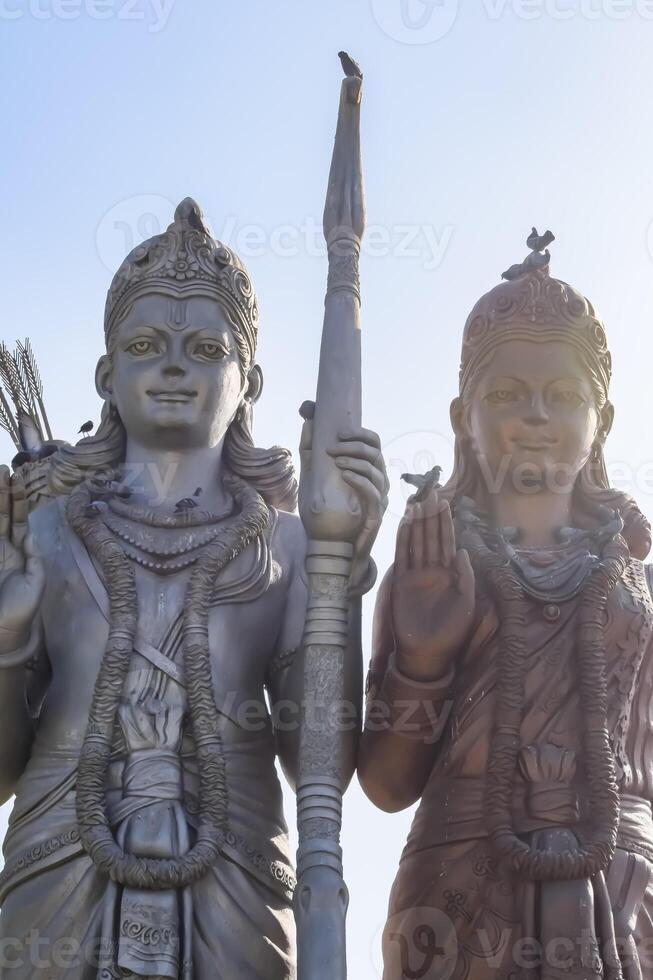 gros statue de Seigneur sita RAM près delhi international aéroport, Delhi, Inde, Seigneur RAM et sita gros statue émouvant ciel à principale Autoroute mahipalpur, delhi photo