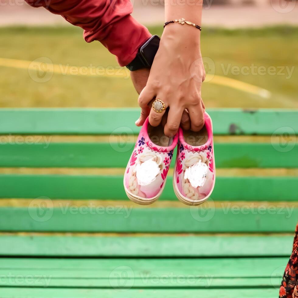 Indien couple posant pour maternité tirer pose pour accueillant Nouveau née bébé dans lodhi jardin dans delhi Inde, maternité photo tirer terminé par Parents pour accueillant leur enfant, pré bébé photo tirer