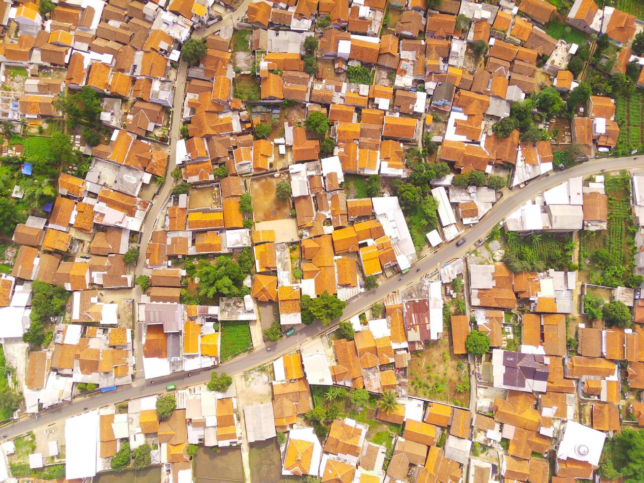 aérien vue de très peuplé zone dans bandung ville, Capitale de Ouest Java province, Indonésie. un de le plus à forte densité peuplé Résidentiel les quartiers dans asie.shot de une drone en volant 200 mètres haute photo