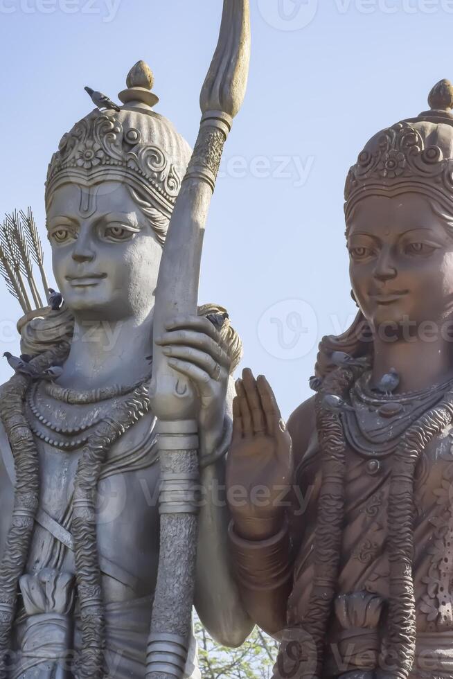 gros statue de Seigneur sita RAM près delhi international aéroport, Delhi, Inde, Seigneur RAM et sita gros statue émouvant ciel à principale Autoroute mahipalpur, delhi photo