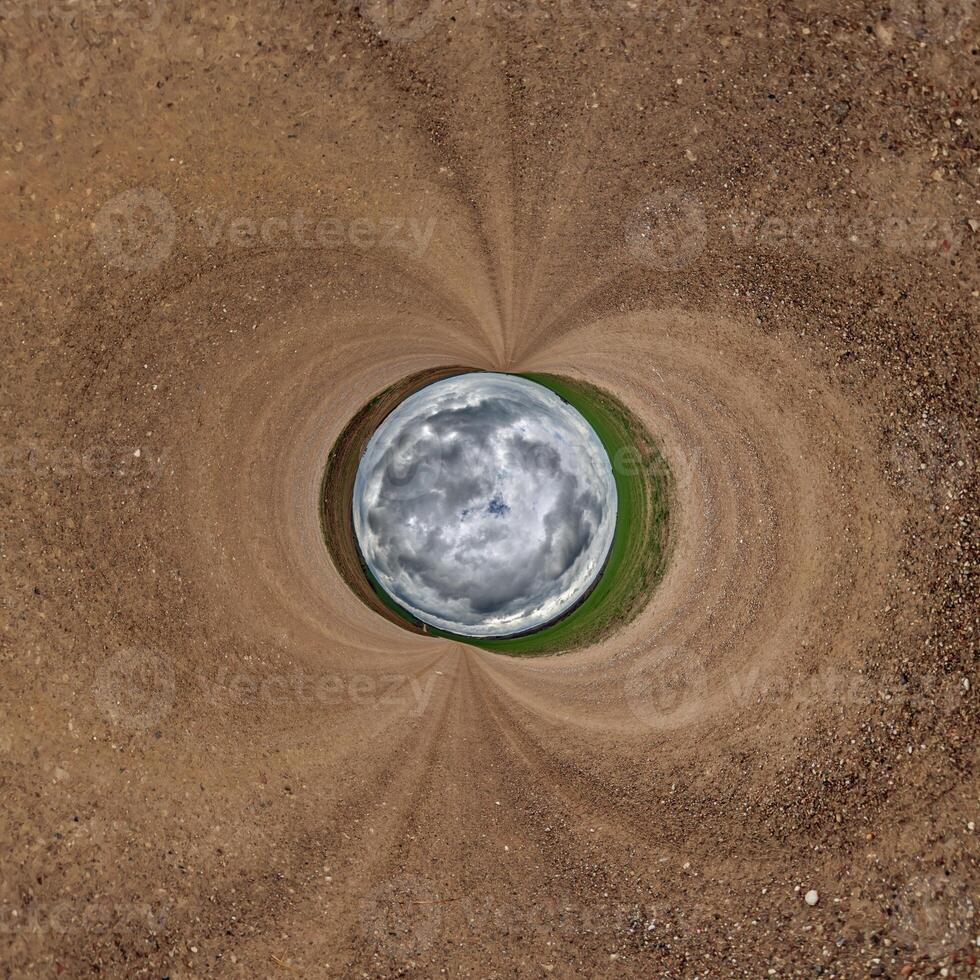 bleu trou sphère peu planète à l'intérieur le sable ou sec herbe rond Cadre Contexte photo