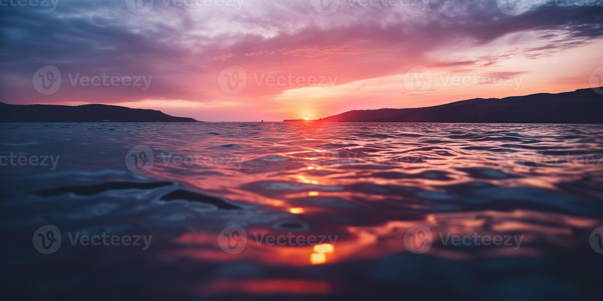 la nature Extérieur le coucher du soleil plus de Lac mer avec montagnes collines paysage contexte, rose brouiller en dehors de concentrer vue photo