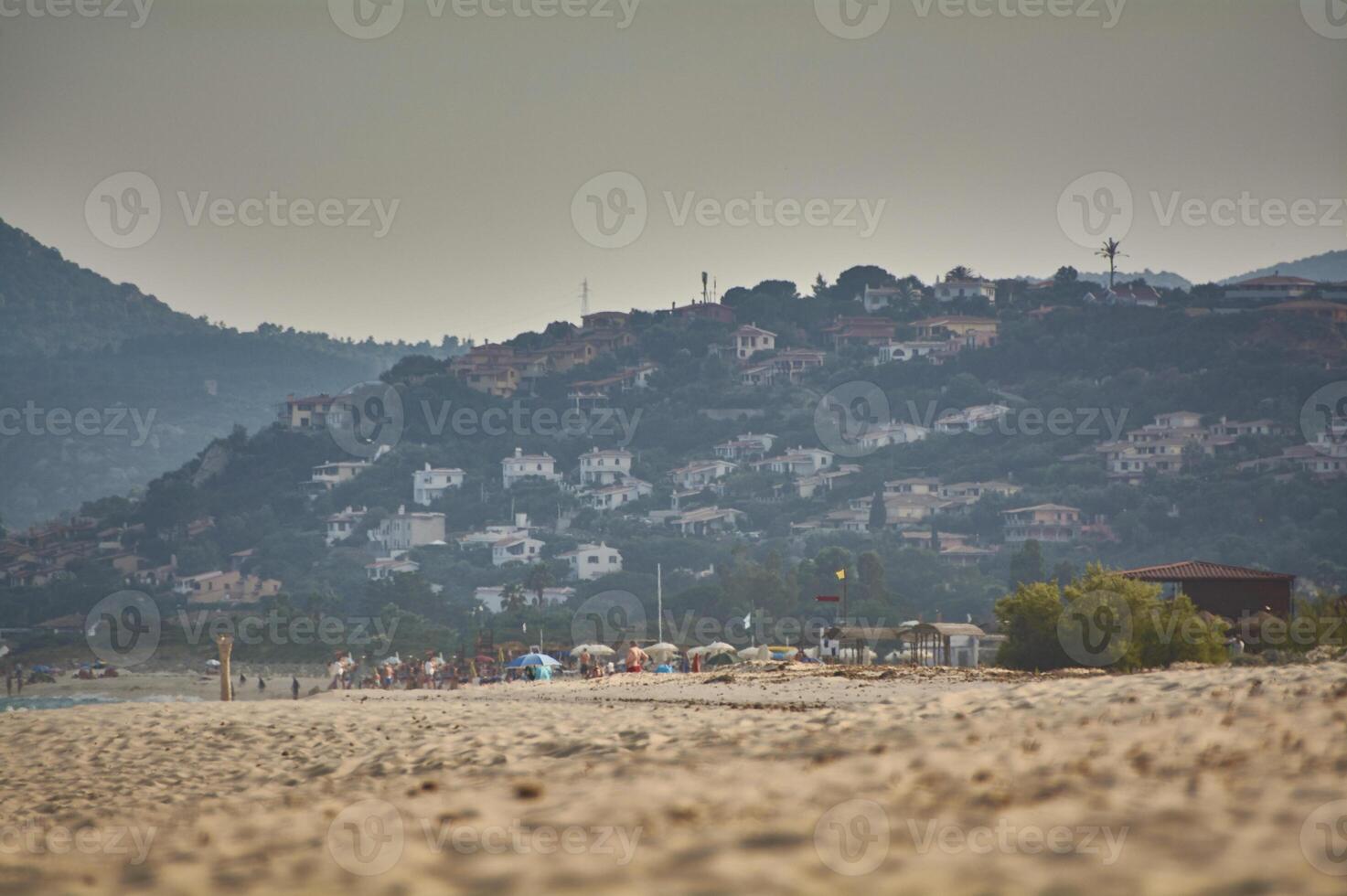 le village de montagne surplombant la plage. photo