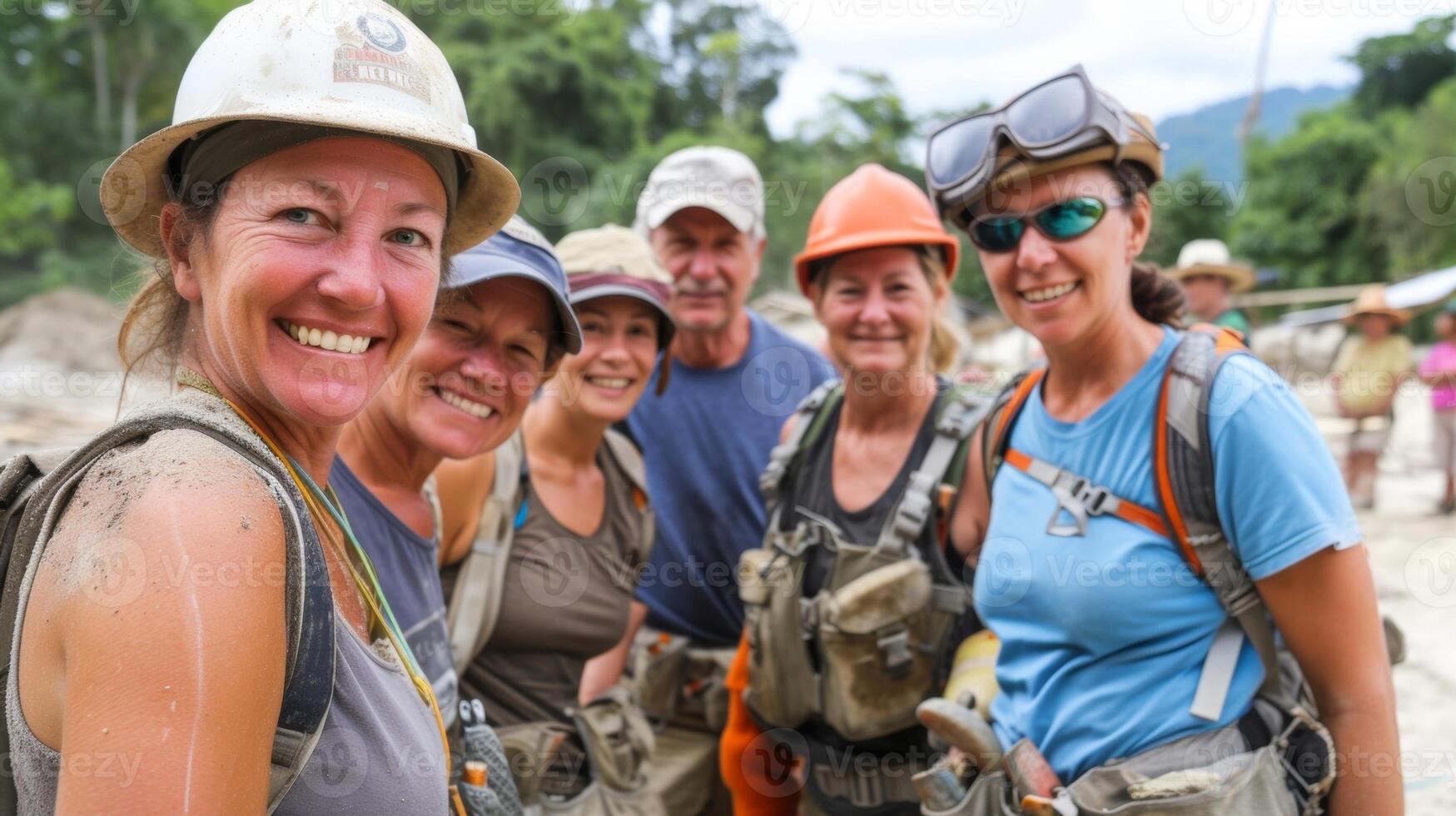 le joie de un service rayonne de cette groupe de souriant retraités comme elles ou ils Aidez-moi construire une communauté centre sur leur bénévole voyage à l'étranger photo