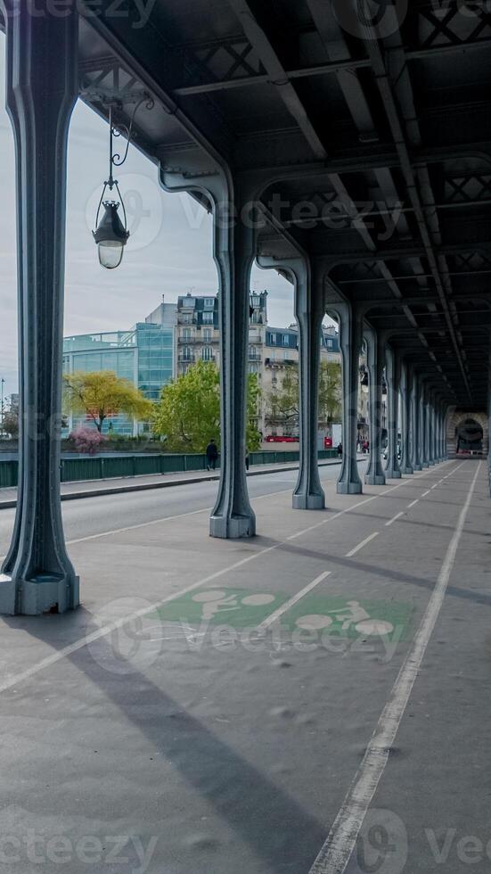 élégant Urbain scène avec une symétrique vue de une vélo voie en dessous de une ancien style colonnade, parfait pour les sujets en relation à Urbain Planification et durable transport photo