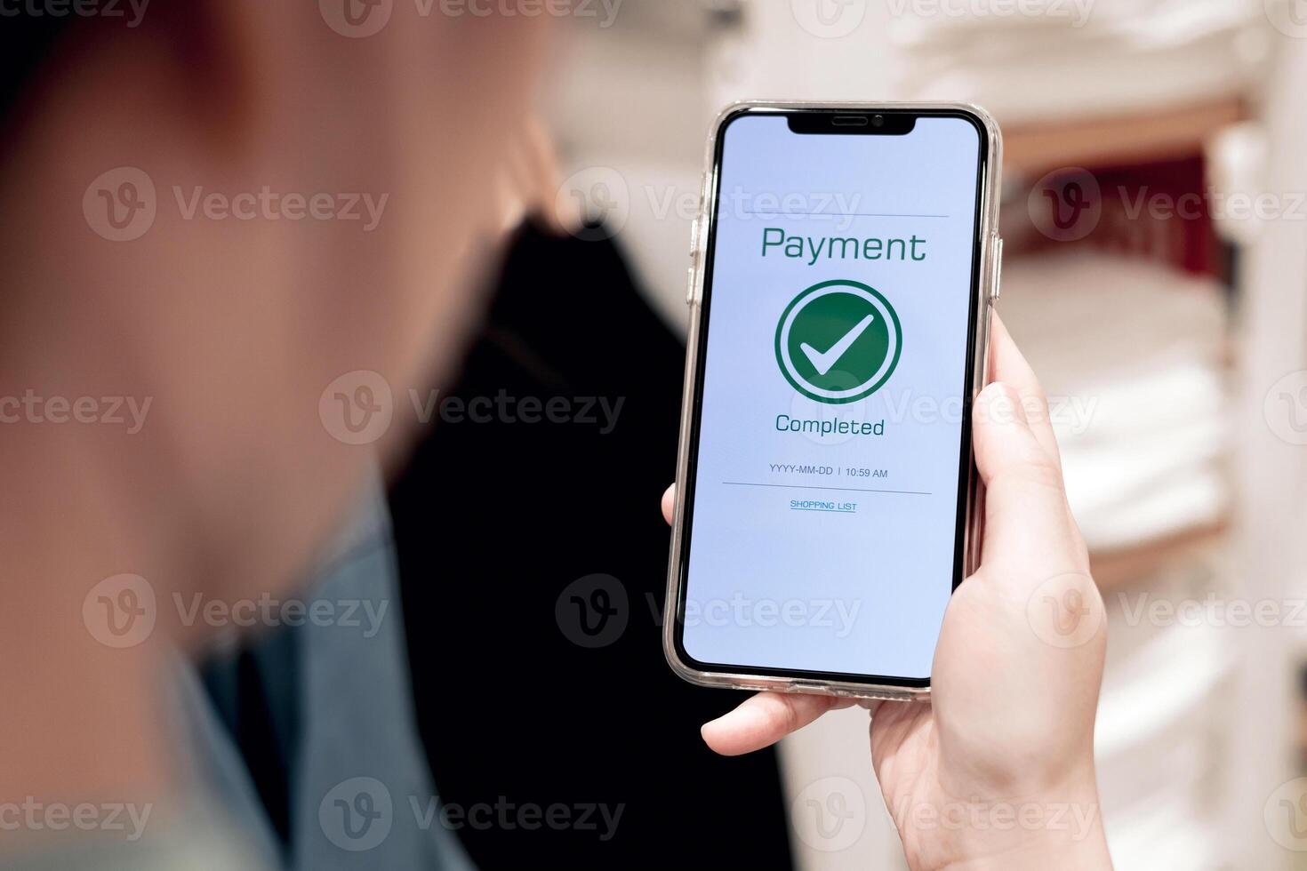 Paiement Achevée notifications. client en utilisant en ligne bancaire application sur téléphone intelligent à Payer pour achats en ligne et produit dans département boutique photo