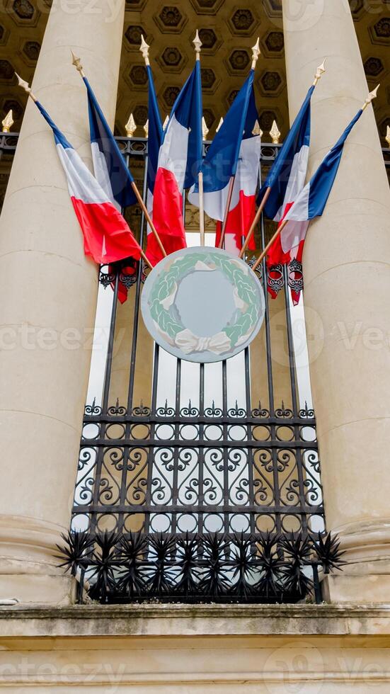 français tricolore drapeaux orner une Parisien bâtiments balcon, symbolisant Bastille journée fierté dans Paris photo