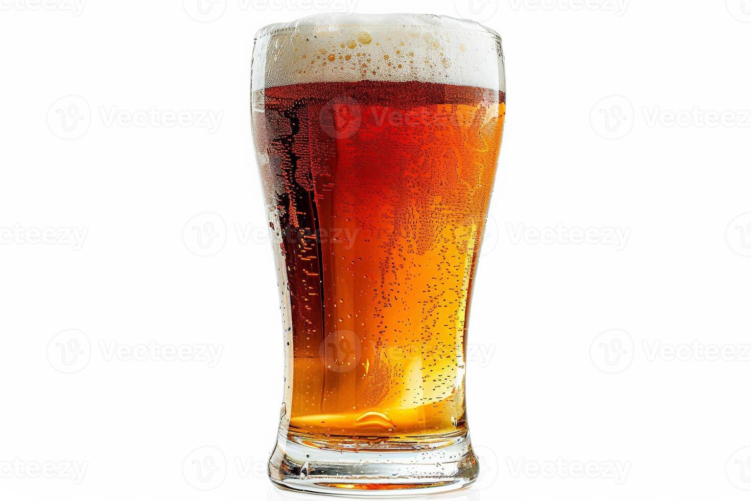 proche en haut de une verre de Bière avec une parfait mousse diriger, isolé sur une blanc arrière-plan, simplicité dans concentrer photo