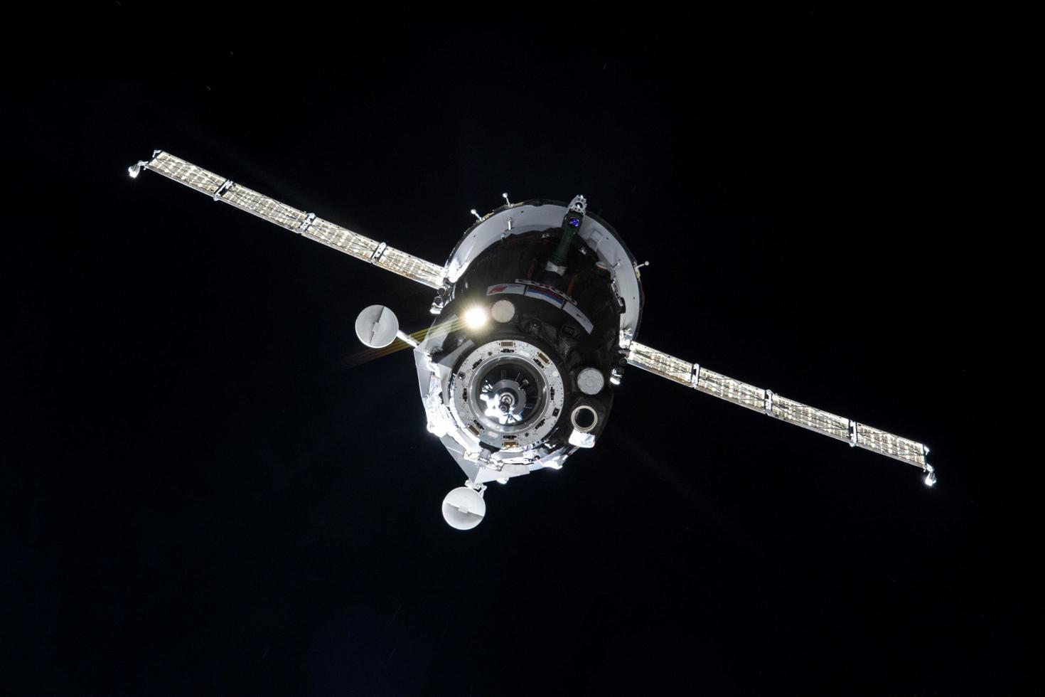 le navire d'équipage soyouz ms-19 transportant trois membres d'équipage russes s'approche de la station spatiale internationale pour un amarrage au module rassvet photo