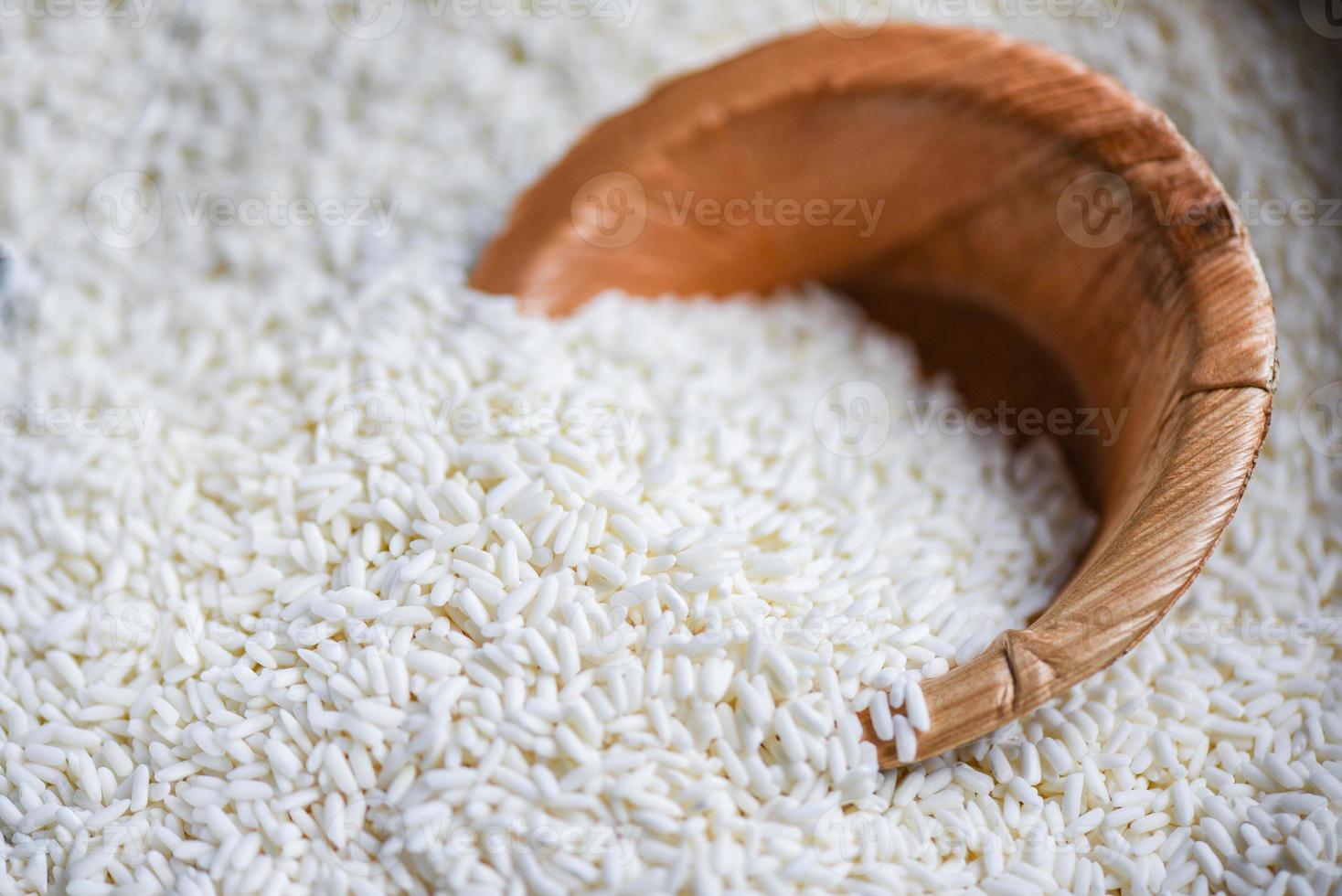 riz blanc au jasmin avec bol nature sur le sac, concept de cuisson du riz de récolte et des céréales alimentaires photo