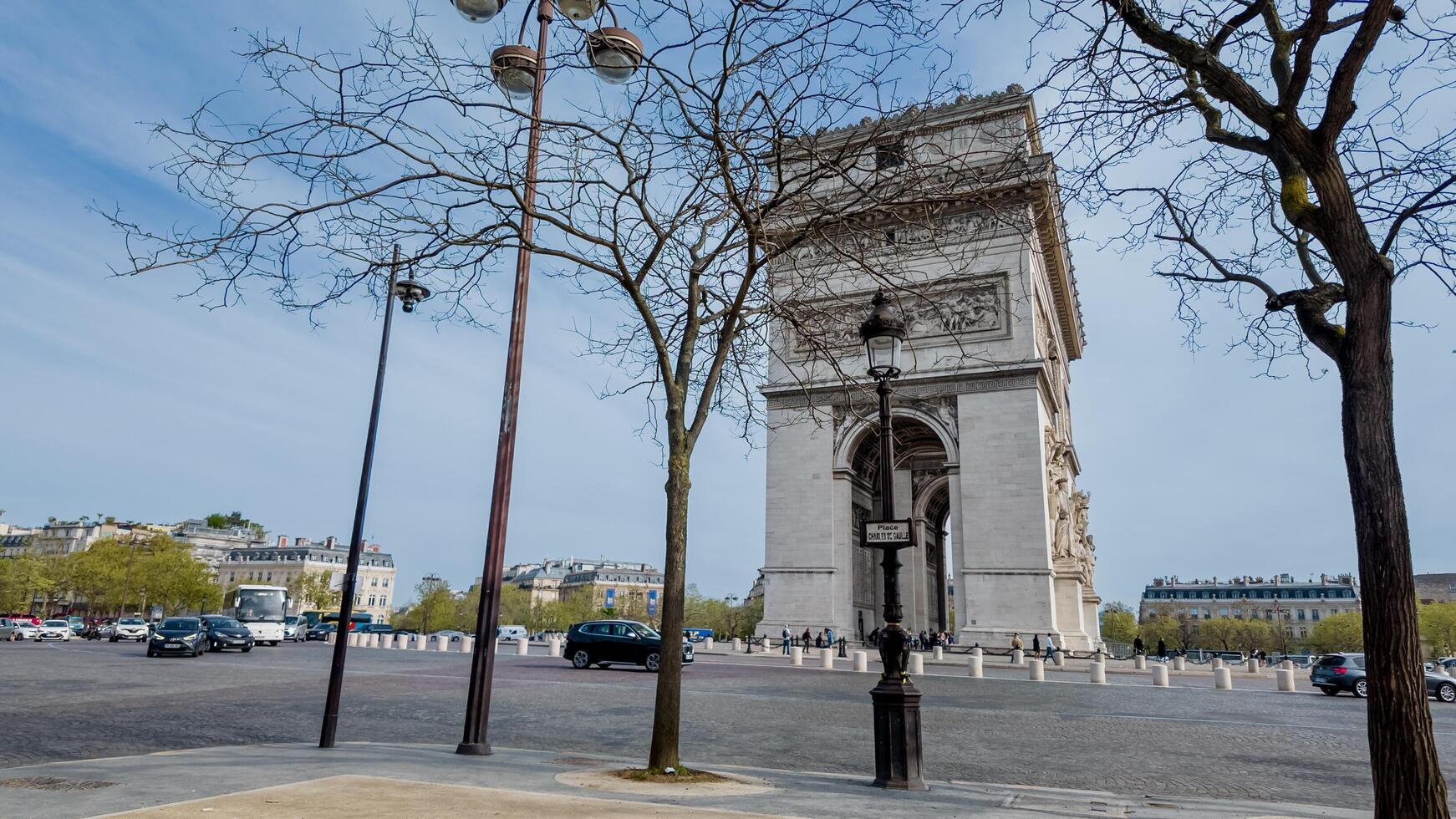 printemps journée à le arc de triomphe dans Paris, France, avec nu des arbres et clair ciels, coup sur avril 14ème, 2024, idéal pour Voyage et histoire thèmes photo