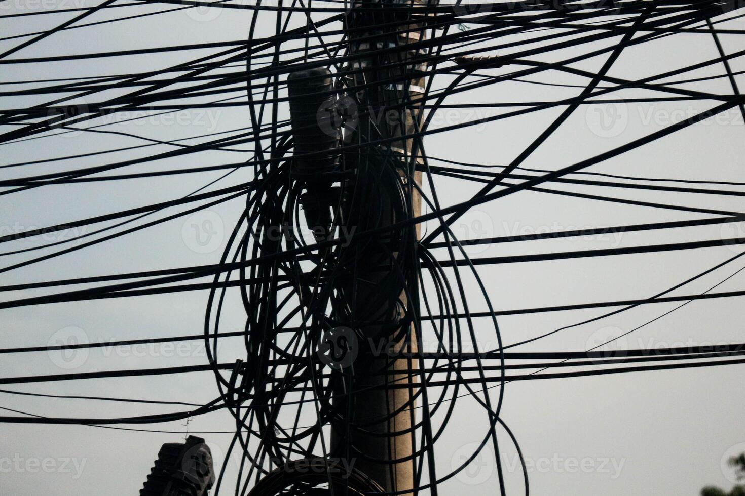 photo de désordonné électrique poteaux et Puissance lignes