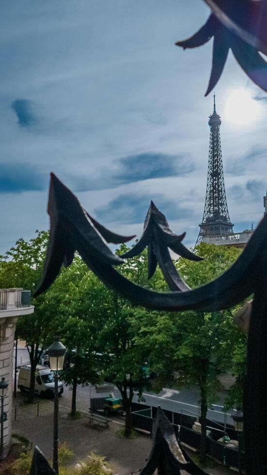 Eiffel la tour vu par fleuri le fer clôture, capturer le essence de Parisien printemps, photographié dans Paris, France, sur avril 14ème, 2024, idéal pour Voyage thèmes photo