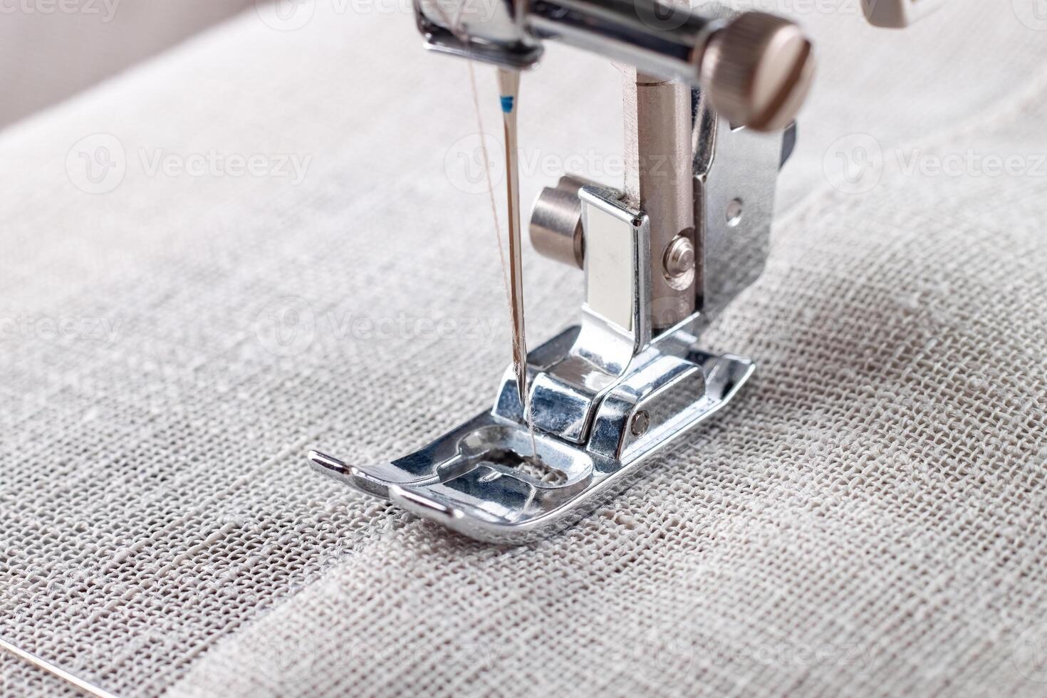 moderne couture machine presseur pied avec lin en tissu et fil de discussion, fermer photo