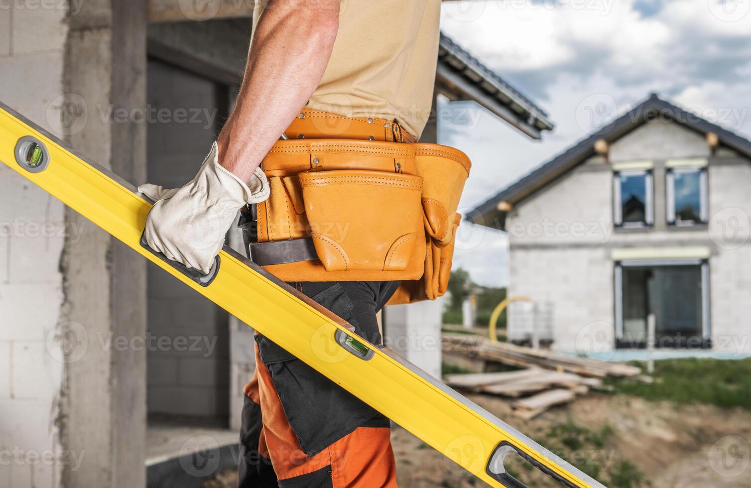 construction ouvrier avec une esprit niveau dans le sien main photo