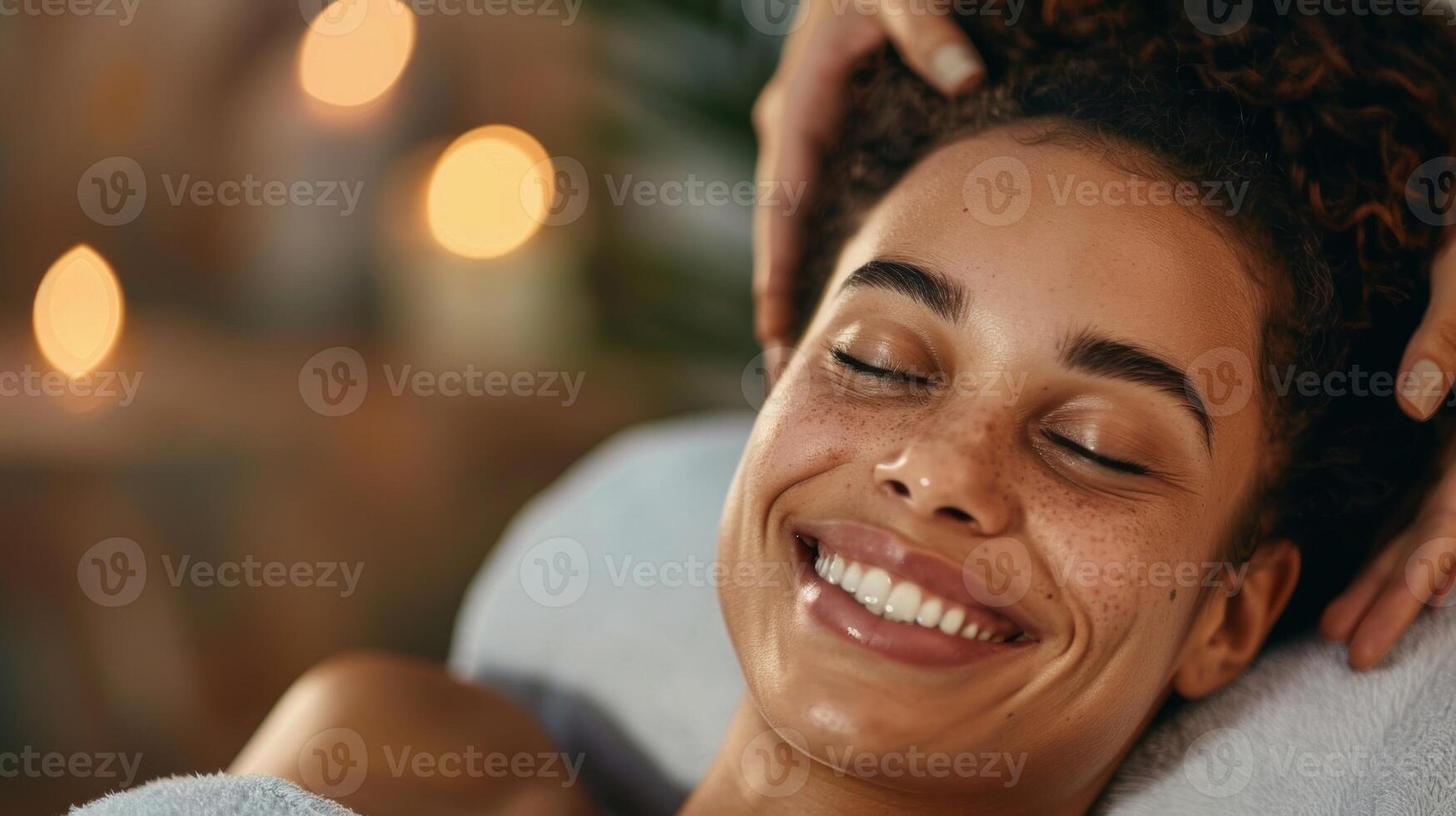 une content et détendu employé recevoir une massage comme partie de leur entreprises bien-être programme. photo