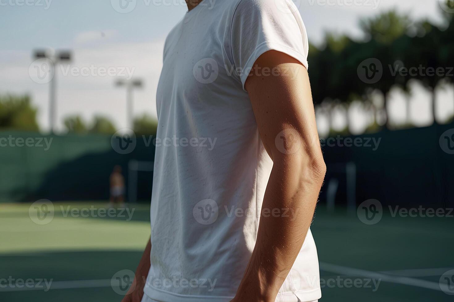 fermer de une coude de une tennis joueur dans une blanc T-shirt cette des stands sur le tennis tribunal photo