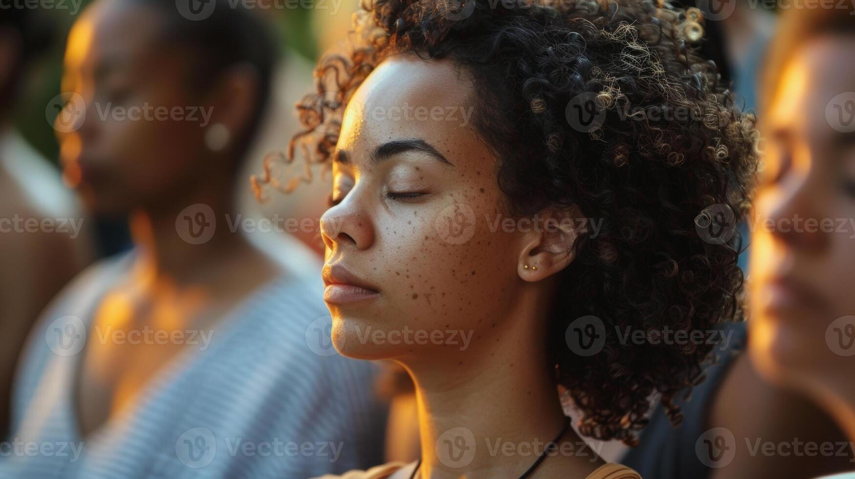 une petit groupe de personnes séance pacifiquement dans méditation yeux fermé et esprits à facilité photo