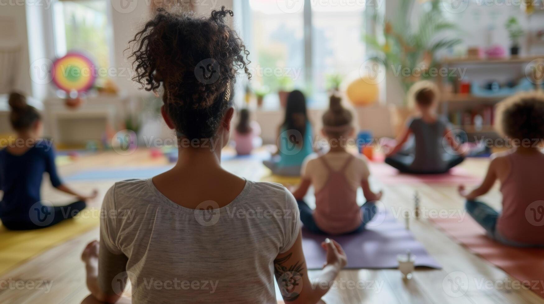 une parent de premier plan une yoga session pour Parents et les enfants à un sans alcool santé et bien-être date de lecture avec tapis et à base de plantes thé ensemble en haut pour toutes les personnes photo