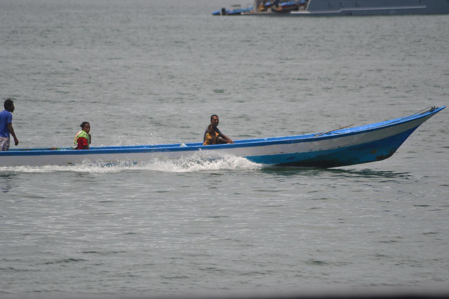 sorong, papouasie occidentale, indonésie, 2021. villageois traversant la mer avec un bateau en bois. photo