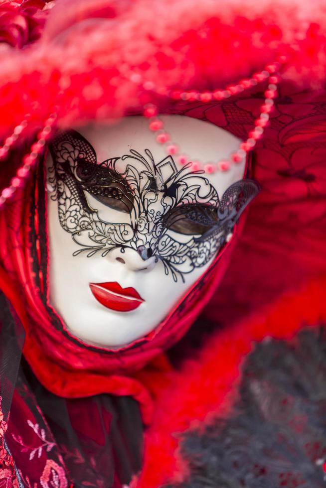 Venise, Italie, 10 février 2013 - personne non identifiée avec masque de carnaval vénitien traditionnel à Venise, Italie. à 2013 il se tient du 26 janvier au 12 février. photo