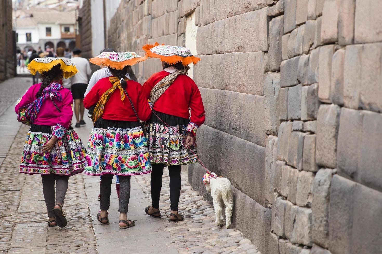 Cusco, Pérou, 1er janvier 2018 - femmes non identifiées dans la rue de Cusco, Pérou. la ville entière de cusco a été désignée site du patrimoine mondial de l'unesco en 1983. photo