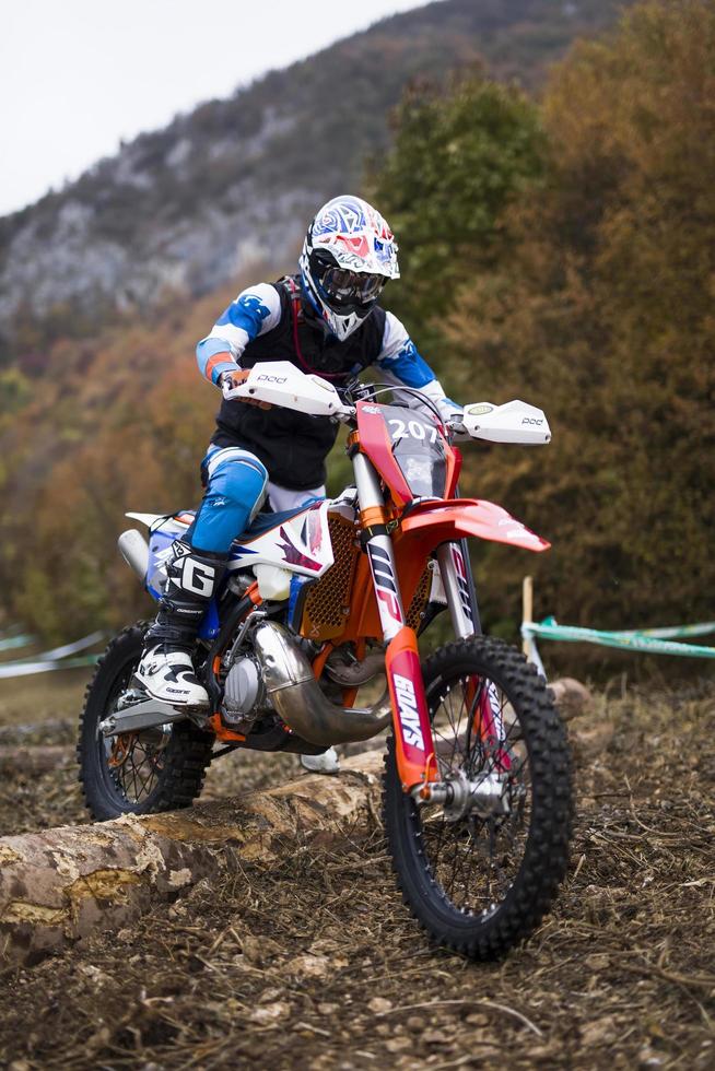 soko banja, serbie, 20 octobre 2018 - pilote non identifié lors d'une course d'enduro difficile à soko banja, serbie. cette course de moto tout-terrain a eu lieu du 20 au 21 octobre 2018. photo