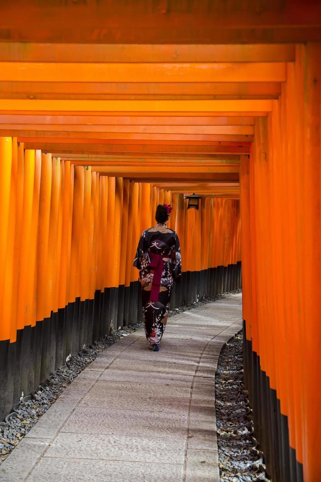 Kyoto, Japon, 8 octobre 2016 - femme non identifiée à l'allée du sanctuaire fushimi Inari à Kyoto, Japon. ce sanctuaire populaire compte 32 000 sous-sanctuaires à travers le japon photo