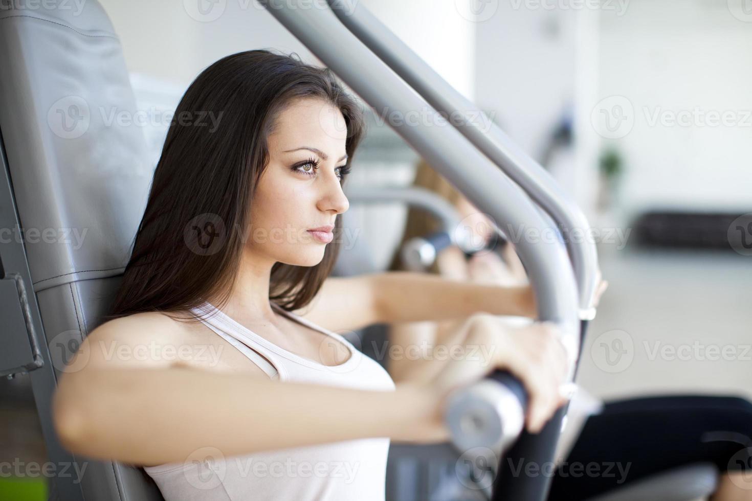 fille dans la salle de gym photo