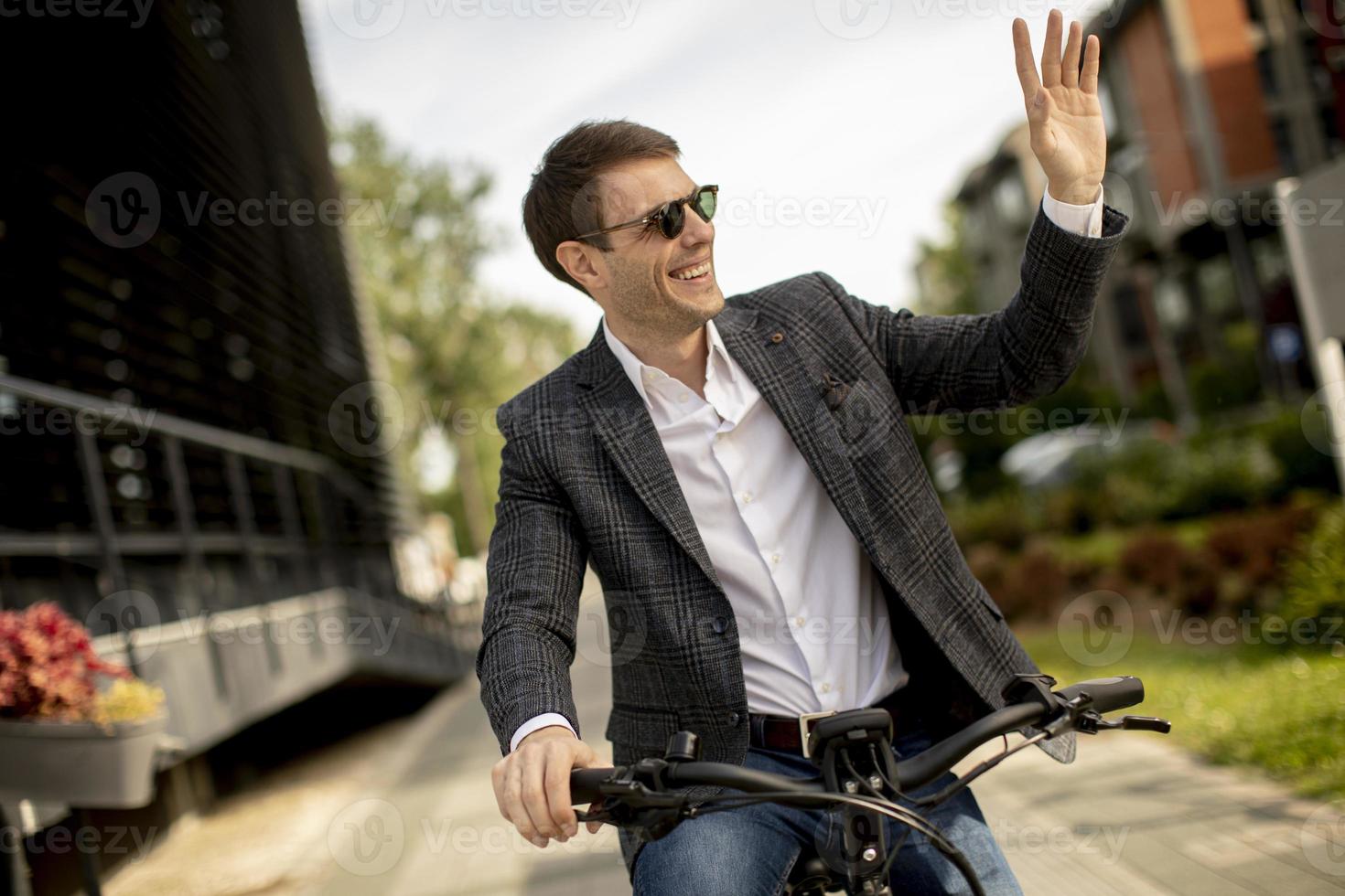jeune homme d'affaires sur le vélo électrique photo