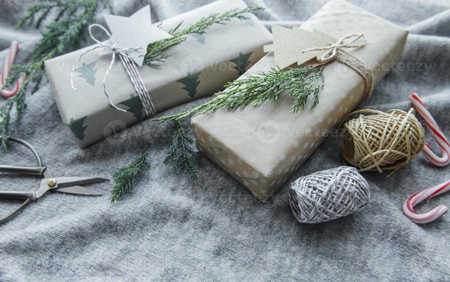 coffrets cadeaux décoratifs de noël faits maison emballés dans du papier kraft brun photo