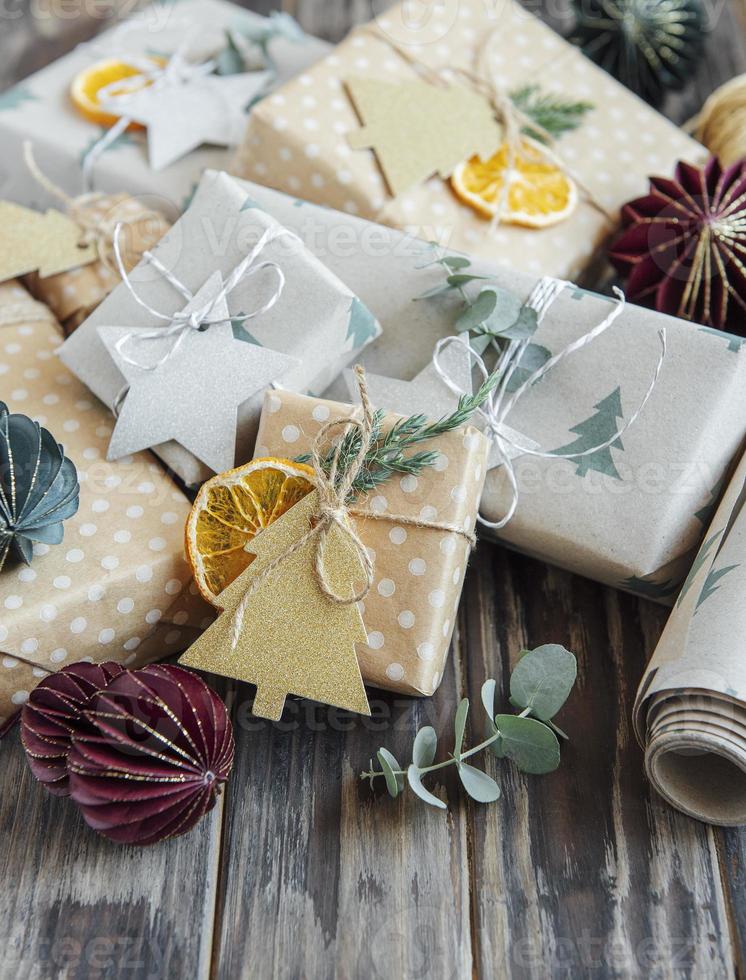 coffret cadeau fait maison décoratif de noël enveloppé dans du papier kraft brun photo