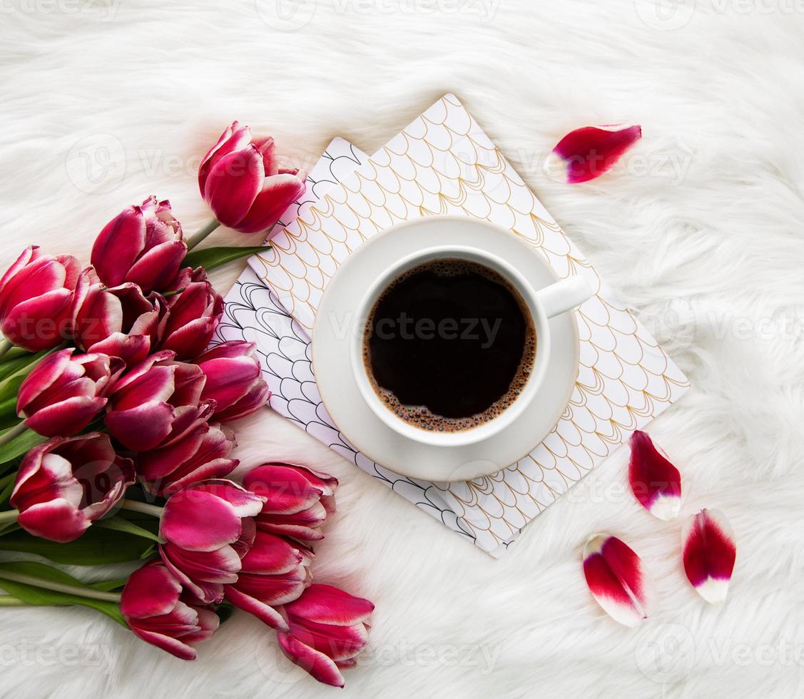 tasse de café et tulipes roses photo