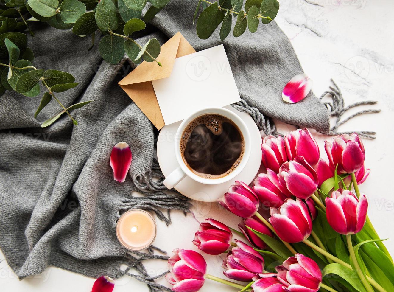 tasse de café et tulipes roses photo