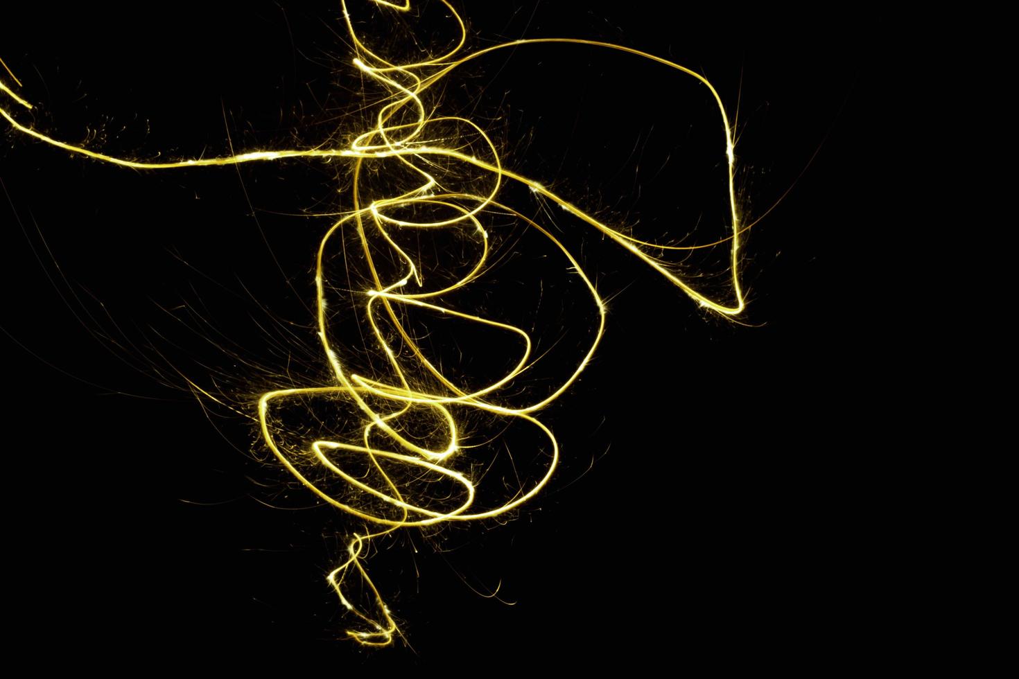effet de lumière élégant en spirale rougeoyante de traînée de lumière d'or de cercle abstrait sur un noir. photo