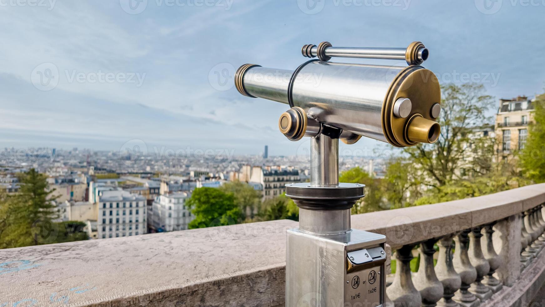 pièce de monnaie opéré télescope surplombant une panoramique ville vue de une haute avantage indiquer, parfait pour concept thèmes comme voyage, exploration, et Urbain paysages photo