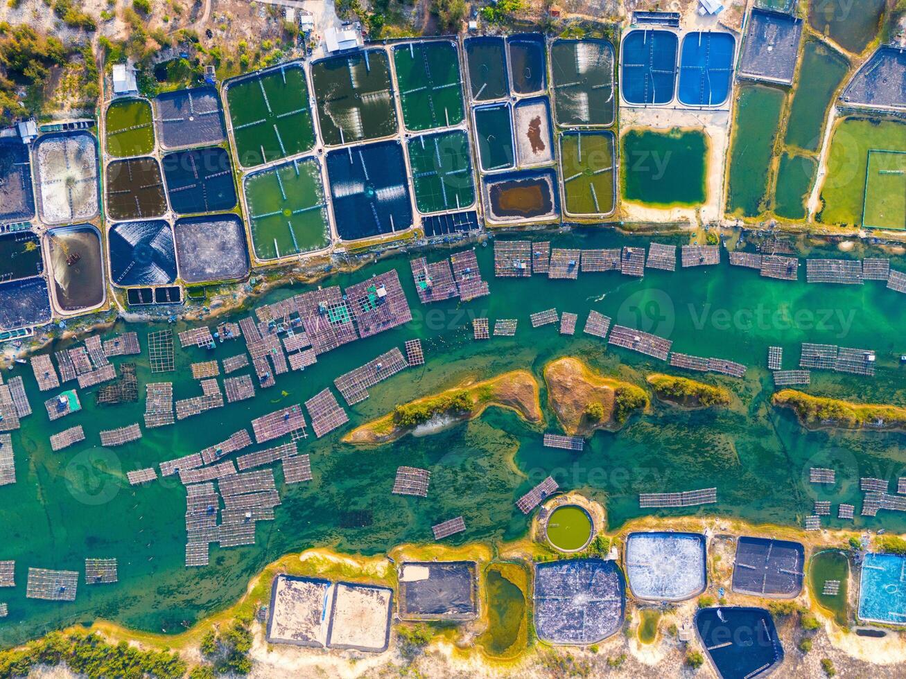 aérien vue de blanc crevette, crevette, ferme avec aérateur pompe dans o prêt lagune , phu yen province, vietnam photo