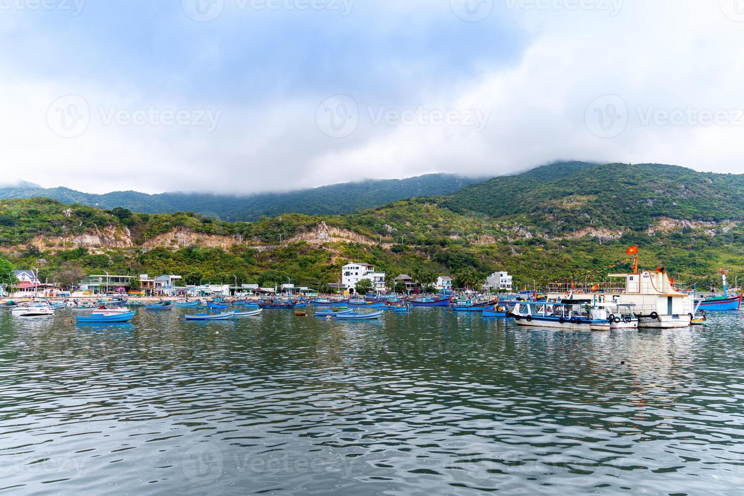 vue de vinh salut baie, nui Chua nationale parc, neuf thuan province, vietnam photo