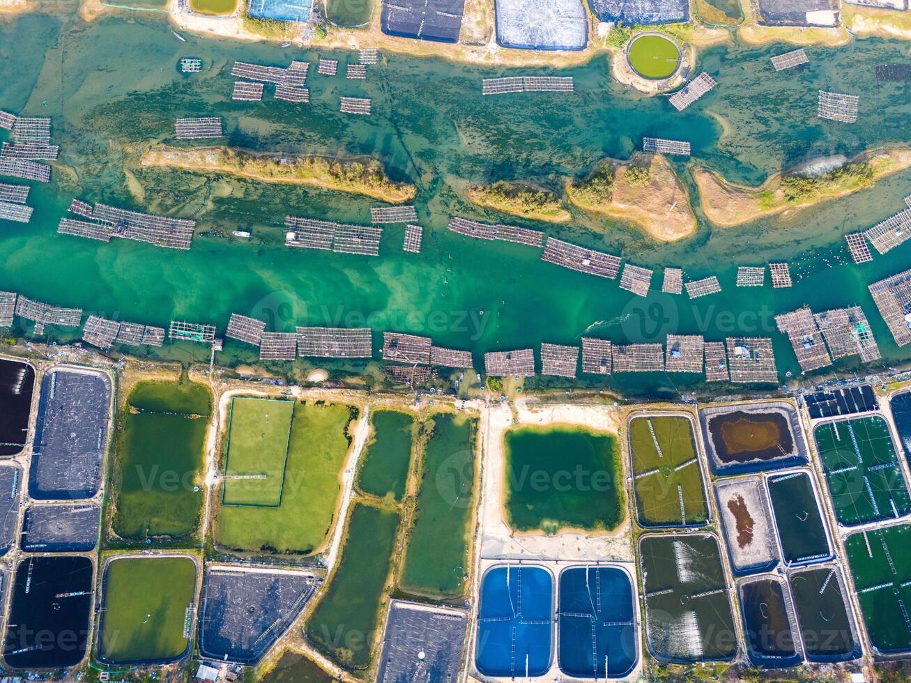 aérien vue de blanc crevette, crevette, ferme avec aérateur pompe dans o prêt lagune , phu yen province, vietnam photo