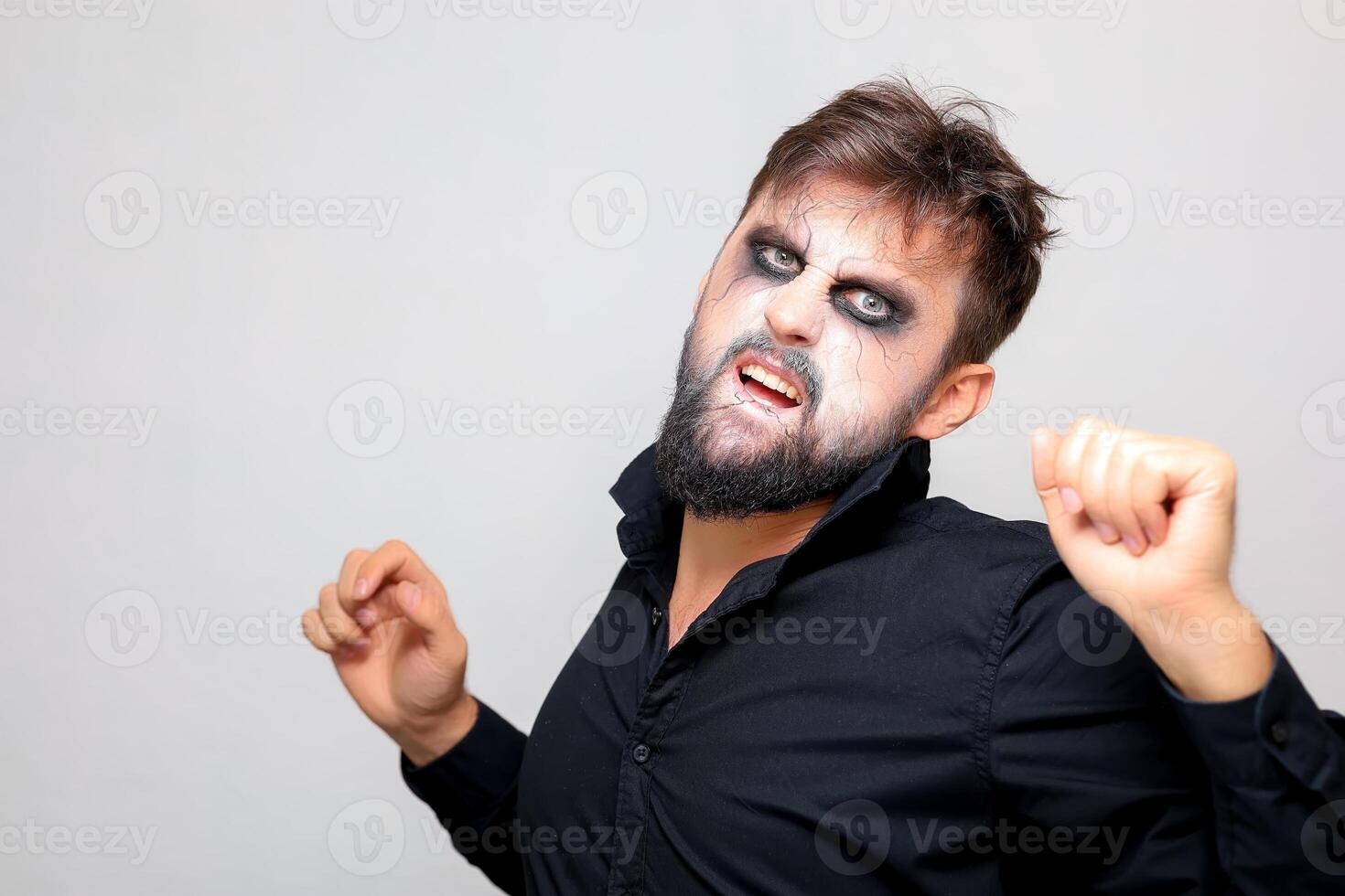 une homme avec une barbe et maquillage pour Halloween grimaça photo