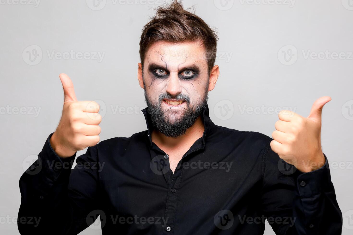 barbu homme avec Mort-vivant maquillage donne une les pouces en haut photo