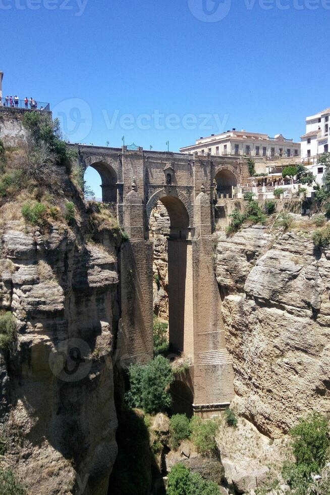 puente nuevo cambre pont plus de le tajo gorge à ronda village, Espagne. touristique point de vue falaise dans ronda Province de malaga, andalousie photo