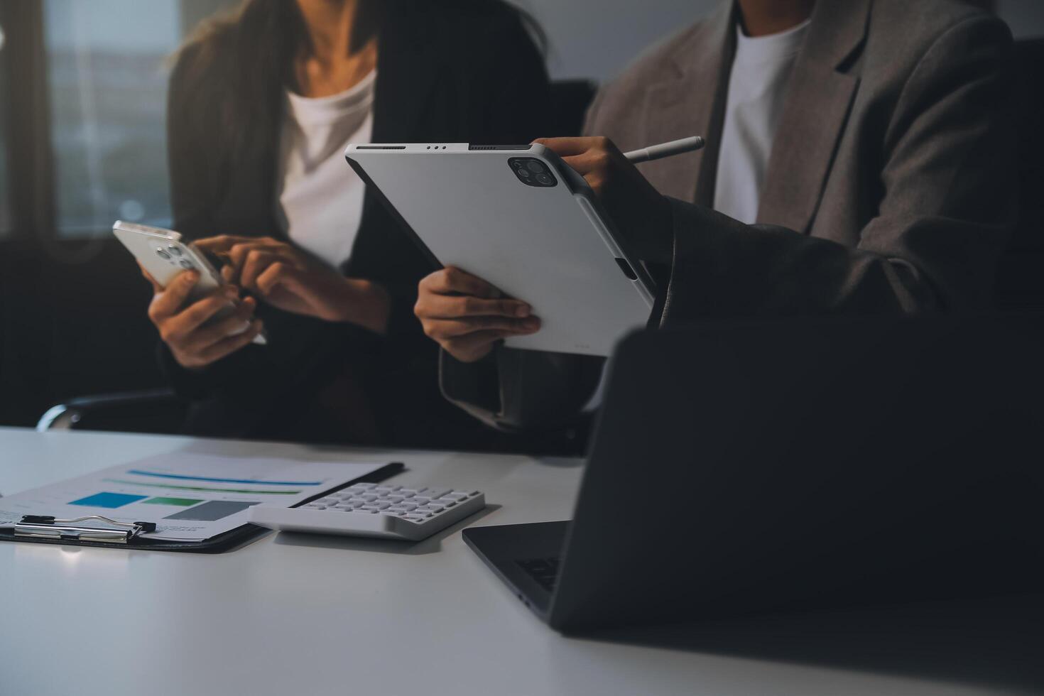 équipe de gens d'affaires travaillant ensemble dans le bureau de la salle de réunion, bannière de graphiques et de graphiques d'arrière-plan de travail d'équipe, travail d'équipe réussi à double exposition, concept de planification d'entreprise. photo