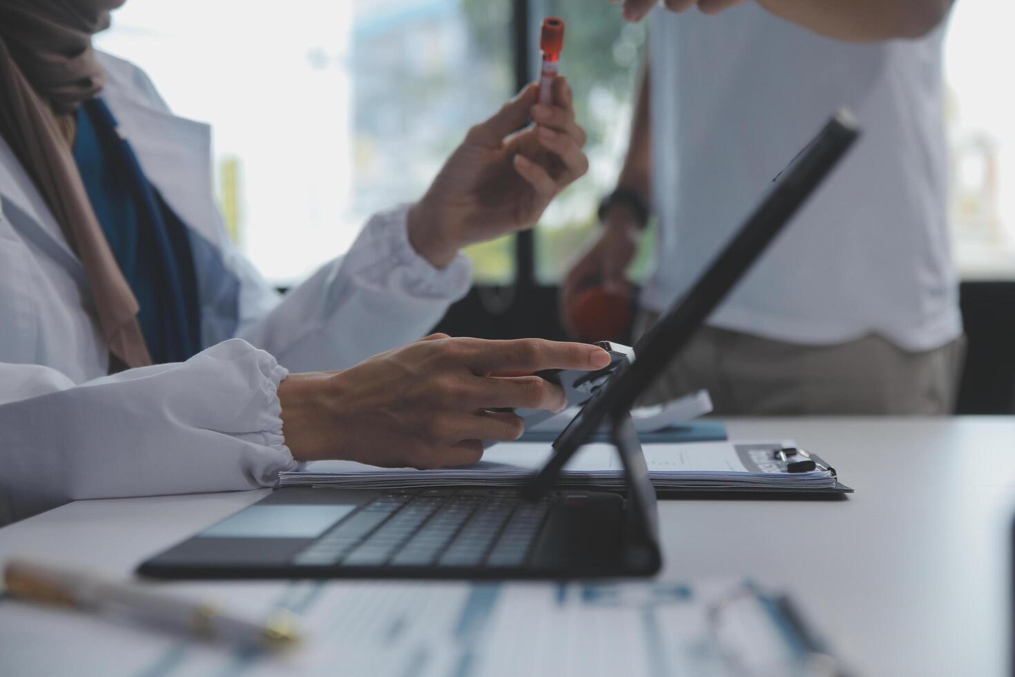 médecin discuter diagnostic pendant le réunion. groupe de médecin discuter travail matière dans le Bureau à travail. le médical équipe discute traitement les options avec le patient. photo