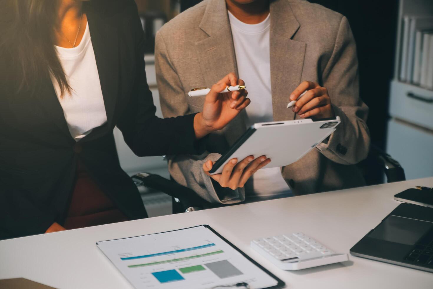 équipe de gens d'affaires travaillant ensemble dans le bureau de la salle de réunion, bannière de graphiques et de graphiques d'arrière-plan de travail d'équipe, travail d'équipe réussi à double exposition, concept de planification d'entreprise. photo